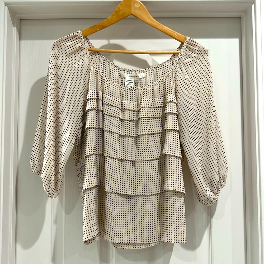 This is a cream and blue polkadot blouse by Studio M. Size Small